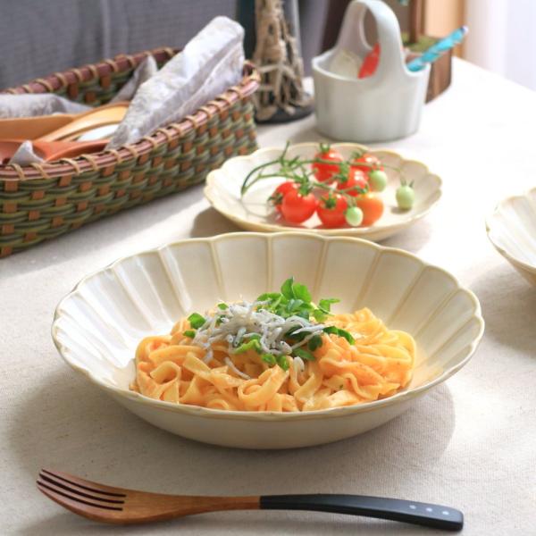 菊型クリーム釉 パスタボール 23.5cm 国産 美濃焼 8.0寸深皿 深鉢 煮物鉢 大鉢 ボウル ...