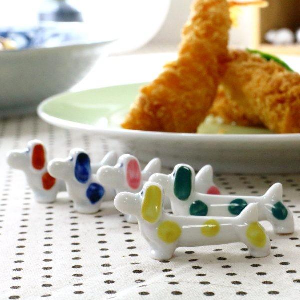 陶器製ミニチュアダックスフンド箸置き 国産 美濃焼 置物としてもかわいい 選べるかわいい5色箸置き ...