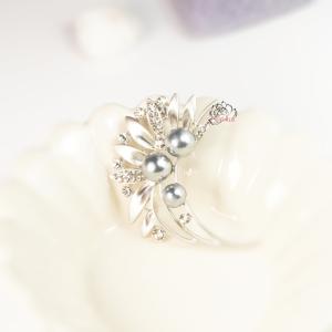 MIKIMOTO（ミキモト） リーフモチーフ ブローチ シルバー/パール3粒