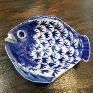 【小皿　魚型　9cm】とり皿　薬味皿 　青白陶器  盛り皿 　陶器　小皿 タイ料理　 アジアン料理 ...