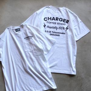 CHARGER COFFEE STAND Tシャツ チャージャーコーヒースタンド オリジナル ポケット付き ロゴ Tシャツ POCKET LOGO S/S TEE ホワイト WHITE 2022春夏新作｜charger