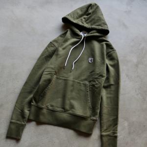 メゾンキツネ パーカー  MAISON KITSUNE グレー フォックスヘッド パッチ フーディー GREY FOX HEAD PATCH CLASSIC HOODIE カーキ2022秋冬新作｜charger