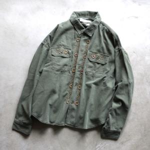 レミレリーフ シャツ REMI RELIEF ワイド ミリタリー シャツ 花茎スタッズ WIDE MILITARY SHIRT カーキ KHAKI 2023年春夏新作｜charger