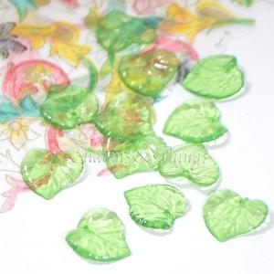 グリーンリーフ葉っぱ約15mmビーズ穴約1mm (30個) アクセサリー材料 プラスチック素材 緑の葉っぱ ハンドメイド部品 リーフのパーツ