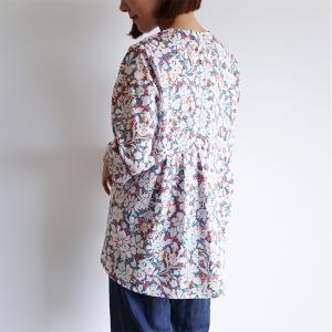 リバティ 後ろデザインブラウス　＜アナベラソープ＞　タックデザイン　七分袖プルオーバー　着やせ　母の日　リバティプリント　日本製