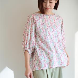 リバティ ボートネック　ブラウス　＜シンクオブミー＞ピンク系　袖ふわデザイン　ナチュラル　イージー　着やせ　母の日　リバティプリント　日本製