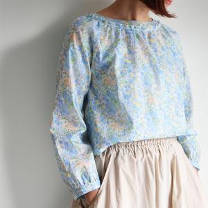 リバティ ラッフルブラウス　＜ホリーホックス | ブルー＞　プルオーバー　大人ブラウス　ボートネック　フリル　Lサイズ　日本製