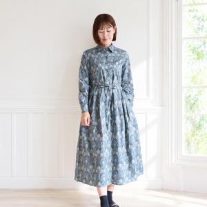 シャツ衿タック長袖ワンピース ＜クイーンヘラ＞ 渋グリーン レディース ロングワンピ 前開き 羽織 日本製 リバティプリント使用