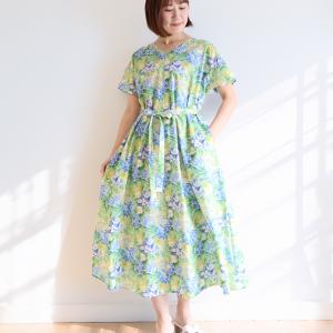 リバティ ワンピース　 Aライン ＜ポピーアンドフレディ＞　イエロー系　 夏ワンピ　ゆったり涼しい　楽ワンピ　着やせ　リゾート　リバティプリント使用