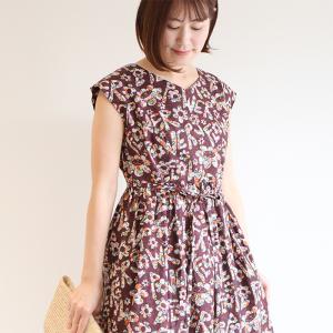 リバティ ワンピース Vデザイン フレンチスリーブ　＜フラワーパワー＞ブラウン　リゾートワンピ　着やせ　大人ワンピ　リバティプリント　大人服　国産　