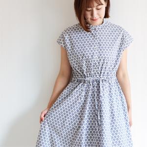 リバティ 夏ワンピ　ClioスリムスリーブOP　＜ヌーボータトゥ＞　白紺　ゆるワンピ　きちんと見え　楽　ゆったり　着やせ　リバティプリント　