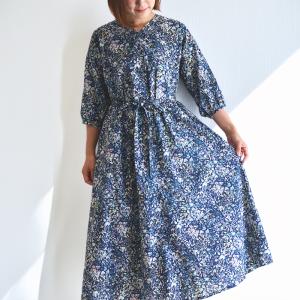 リバティ ワンピース　 Aライン七分袖＜フェルダ＞ブルー オールシーズンワンピ　重ね着　ゆったり涼しい　楽ワンピ　着やせ　リバティプリント使用