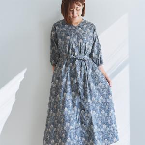 リバティ ワンピース　 Aライン七分袖＜クイーンヘラ＞　カーキ オールシーズンワンピ　重ね着　ゆったり涼しい　楽ワンピ　着やせ　リバティプリント使用