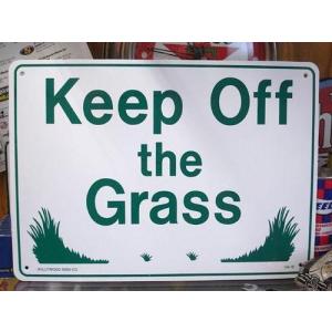 プラスチック看板 KEEP OFF THE GRASS 芝生に入るな CA-18 サインボード ガレージ雑貨 アメリカン雑貨｜choppers