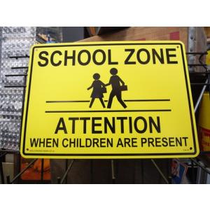 プラスチック看板 SCHOOL ZONE ATTENTION スクールゾーン CA-41 ガレージ雑貨 アメリカン雑貨｜choppers