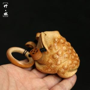 の名家劉群陽純が手彫りで三足のヒキガエルの手で竹彫りの竹をいっぱい彫って遊んでいる