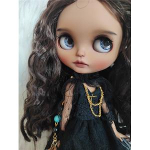 アイシーぬいぐるみは黒妹の多肉をつづり化粧を直している