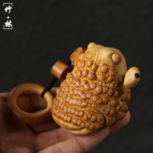 の名家李小双純が手彫りで三足のヒキガエルの手で竹の根彫りをして遊んでいる