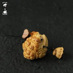 の名家李小双純が手作業で三足の小金蟾をびっしりと彫ったハンドストラップの竹の彫刻