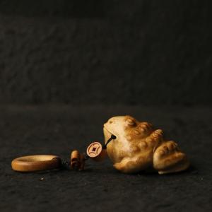 の名家劉群陽純が手作業で三足のヒキガエルを彫った手で竹の根を彫ってヒキガエルを彫って遊ぶ