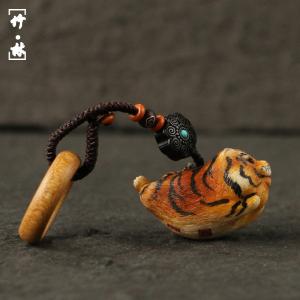 の名家方顔純が手作業で鹿の角を彫刻した「快楽虎」鹿の角が小さくぶら下がっている