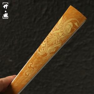 の名家である戚有良純氏の手による精工留青彫刻「鍾馗伏魔」図老玉竹大折扇