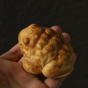 の名家劉群陽純が手作業で三足のヒキガエルを彫った手で竹の根を彫ってヒキガエルを彫って遊ぶ