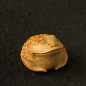 の名家劉群陽純が手彫りで三足のヒキガエルの手で竹彫りの竹をいっぱい彫って遊んでいる