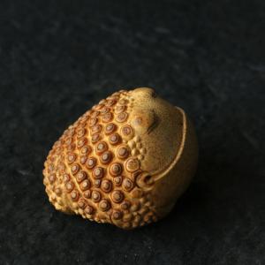 の書文純が手作業で三足のヒキガエルの手で竹の根を彫ってヒキガエルを彫った