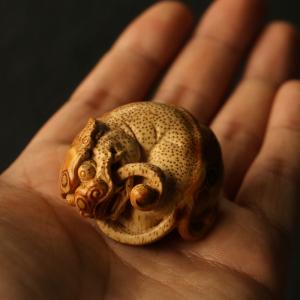 の名家李攀純が手彫りで釘だらけの取っ手の竹彫りで遊ぶ招財小ペンダント竹把持