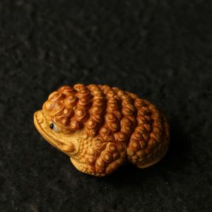 の名家劉衛強純が三足のヒキガエルを手作業で彫刻した手には竹の根を釘付けにしてガマを彫る