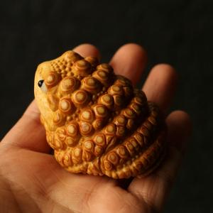 の名家劉衛強純が三足の金蟾を手作業で彫刻した手による竹の根彫りは財宝を招く