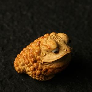 の名家劉衛強純が三足の金ヒキガエルを手作業で彫刻した手の竹根彫り小ガマ