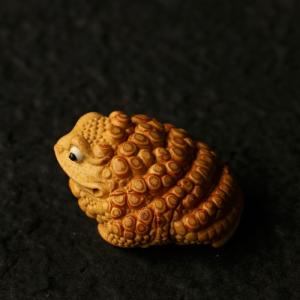 の名家劉衛強純が三足の金ヒキガエルを手作業で彫刻した手の竹根彫り小ガマ
