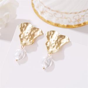 ピアス レディース マットメタル ウェーブ パール 大ぶり ドロップ 雫 ウェーブメタル プレート ゴージャス エレガント ゴールド 大人可愛い トレンド