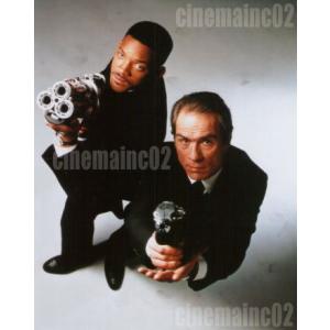 ロボコップ』車から降りるロボコップの全身写真/ピーター・ウェラー