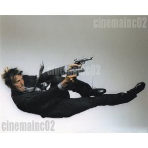 マッツ・ミケルセン/『007 カジノ・ロワイヤル』二丁拳銃で飛ぶル・シッフルの写真