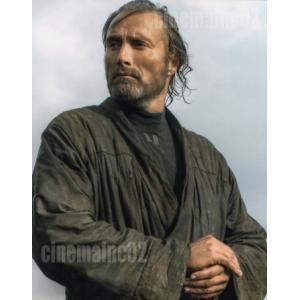 マッツ・ミケルセン/『ローグ・ワン/スター・ウォーズ・ストーリー』振り向くゲイレン・アーソの写真・縦