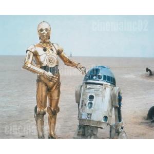 『スター・ウォーズ』砂漠に立つR2-D2 と C-3POの写真