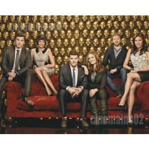海外ドラマ『BONES（ボーンズ）』ソファーに座る6人の写真・黄金の顔/エミリー・デシャネル、デヴィ...