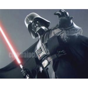 『スター・ウォーズ/EP3』ライトセーバー持ち手を出すダース・ベイダーの写真/横