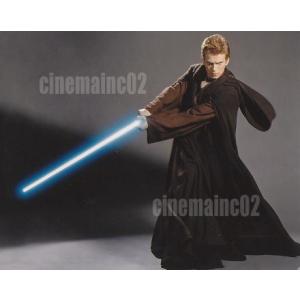 『スター・ウォーズ/EP2』ライトセーバーを下に構えるアナキン(ヘイデン・クリステンセン)の全身写真...