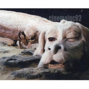 ノア・ハザウェイ/『ネバーエンディング・ストーリー』/片目をつぶるファルコンとアトレイユの写真