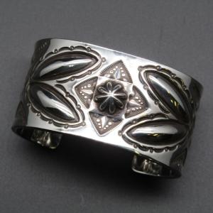 Jennifer Curtis ナバホ族 バングル スタンプワーク ワイド 32mm リポウズ ジェニファーカーティス ブレスレット 80007250