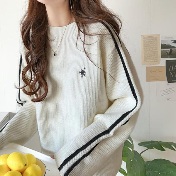 トップス ニット レディース ワンポイント 胸 刺繍 袖 ライン サイドライン もちもち プルオーバ...