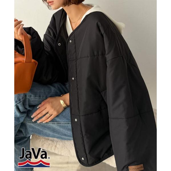 《JaVa ジャバコラボ》軽やかに羽織って旬顔。大人のノーカラー中綿ショート丈ブルゾン JaVa ク...
