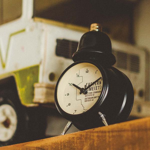 置き時計 目覚まし時計 ステップムーブメント 時計 ナイトライト アラーム かわいい アメリカン お...