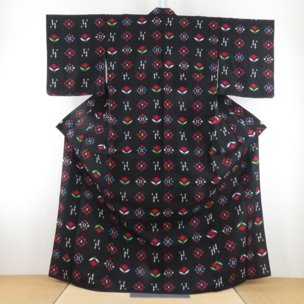 ウール着物 単衣 井桁に花文様 絣柄 織り柄 黒色 バチ衿 カジュアルきもの 普段着物 仕立て上がり...