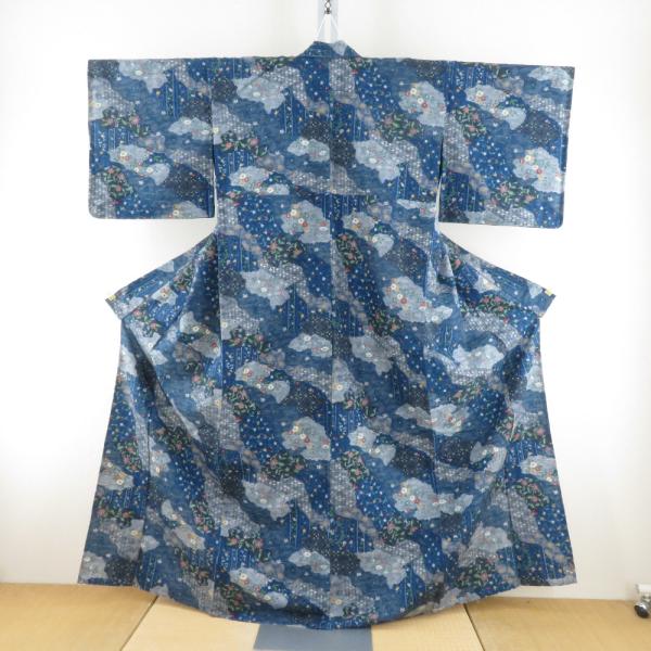 紬 着物 単衣 紺色ｘ緑色ｘ赤色 ブルーグレー 雲取りに小花や幾何学模様 絹 身巾ゆったりサイズ バ...