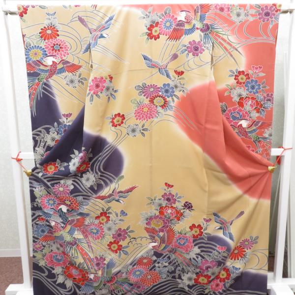 振袖 正絹 サーモンピンク×ベージュ×紫 型染め 風景 花々 袷 広衿 成人式 卒業式 舞台衣装 フ...